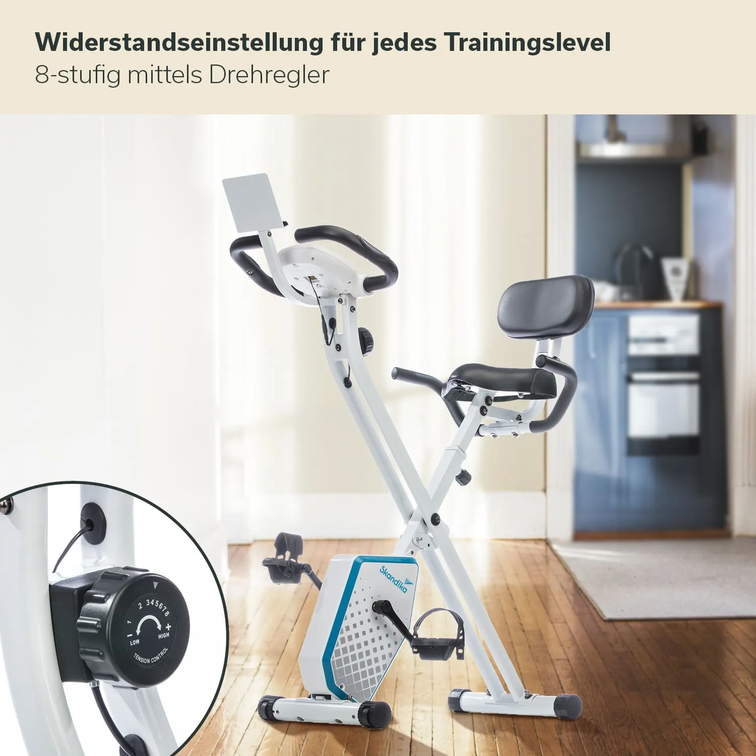 Fahrrad-Ergometer mit verstellbarem Sitz und Widerstandseinstellung, auf hellem Holzboden in Innenraum.