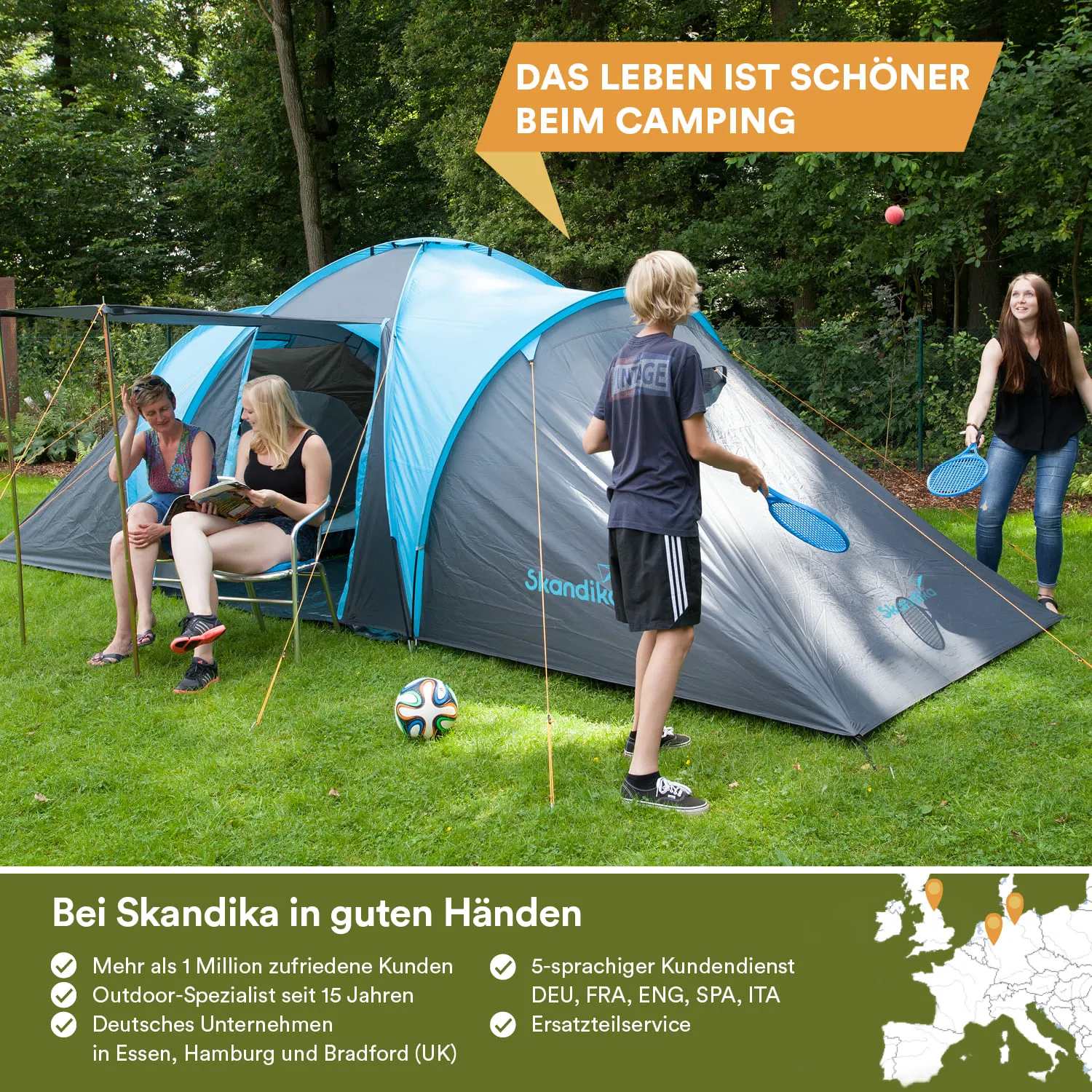 Zelt in der Natur mit zwei Frauen, die lesen, und zwei Personen, die mit Schlägern spielen. Fußball im Gras.