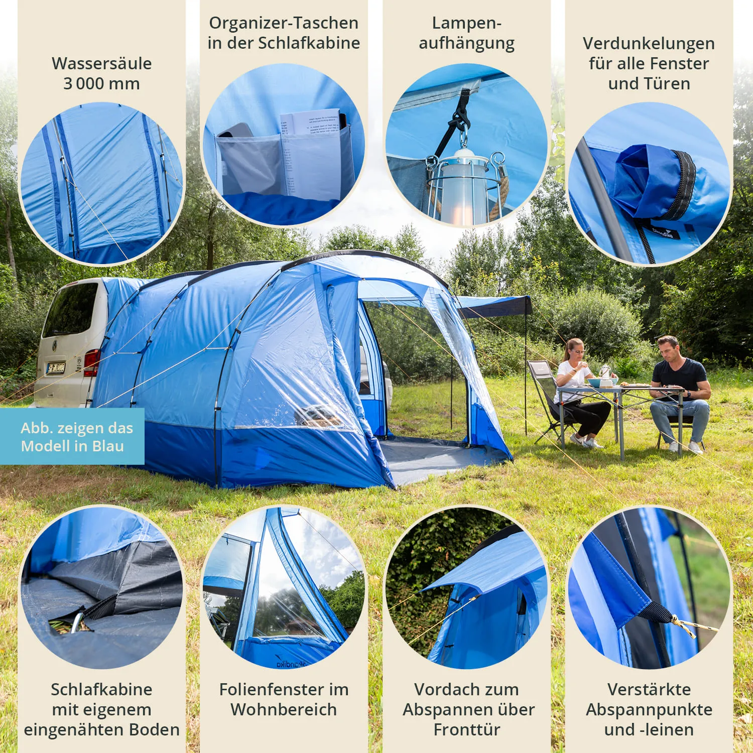 Zelt in Blau mit Schlafkabine und Fenster, umgeben von Bäumen. Zwei Personen sitzen an einem Tisch, genießen Getränke.