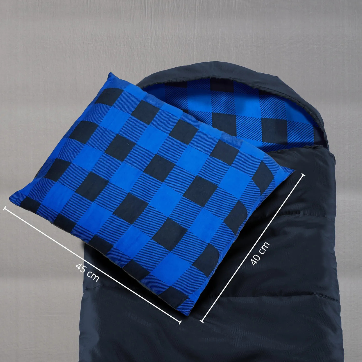 Schlafsack mit blau-schwarz kariertem Kopfkissen. Maße des Kissens: 45 cm, Schlafsackbreite: 40 cm.