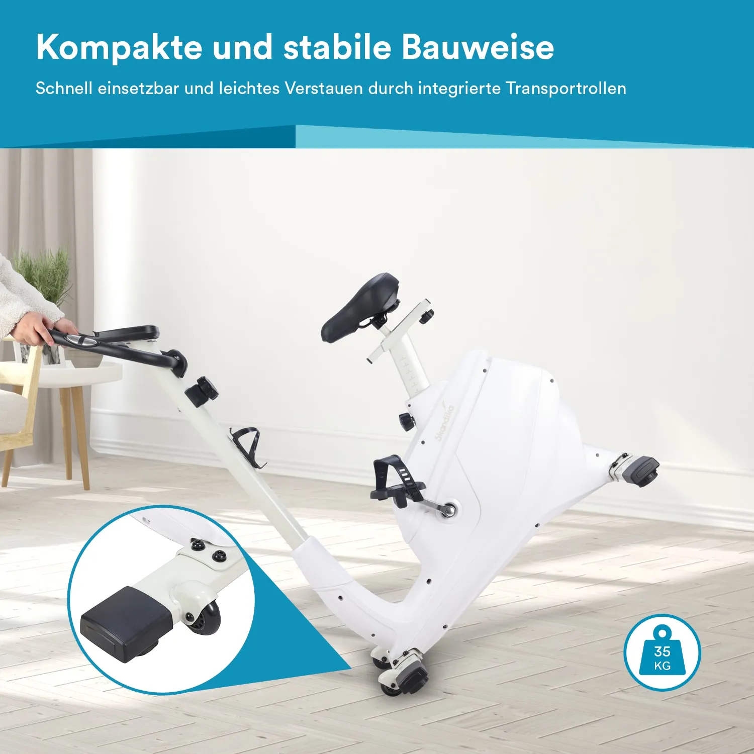 Fahrrad-Ergometer in Weiß mit verstellbarem Sitz und Griff, auf einem hellen Holzfußboden. Integrierte Transportrollen sichtbar.