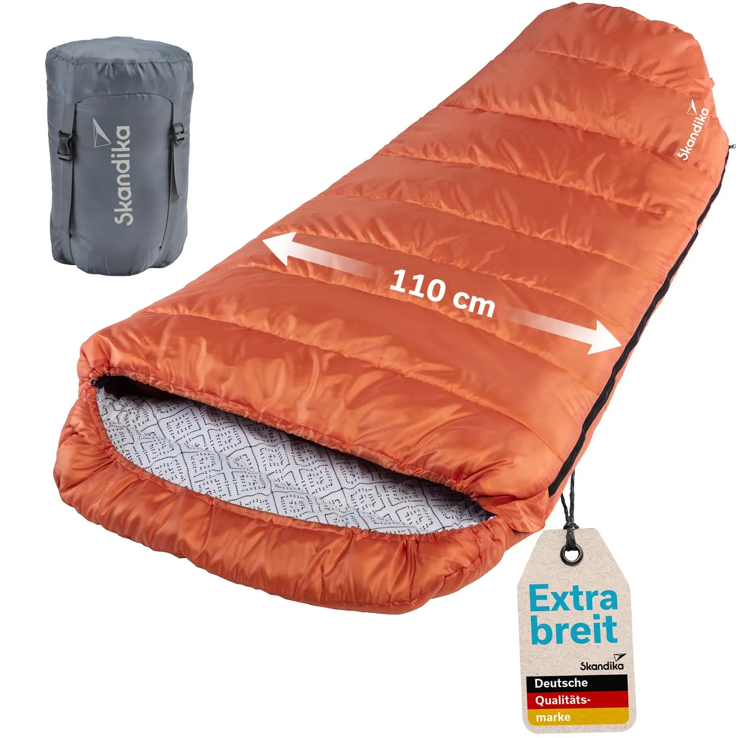 Ein oranger Schlafsack mit einer Breite von 110 cm, daneben ein grauer Packbeutel. Ein Etikett weist auf die Qualität hin.