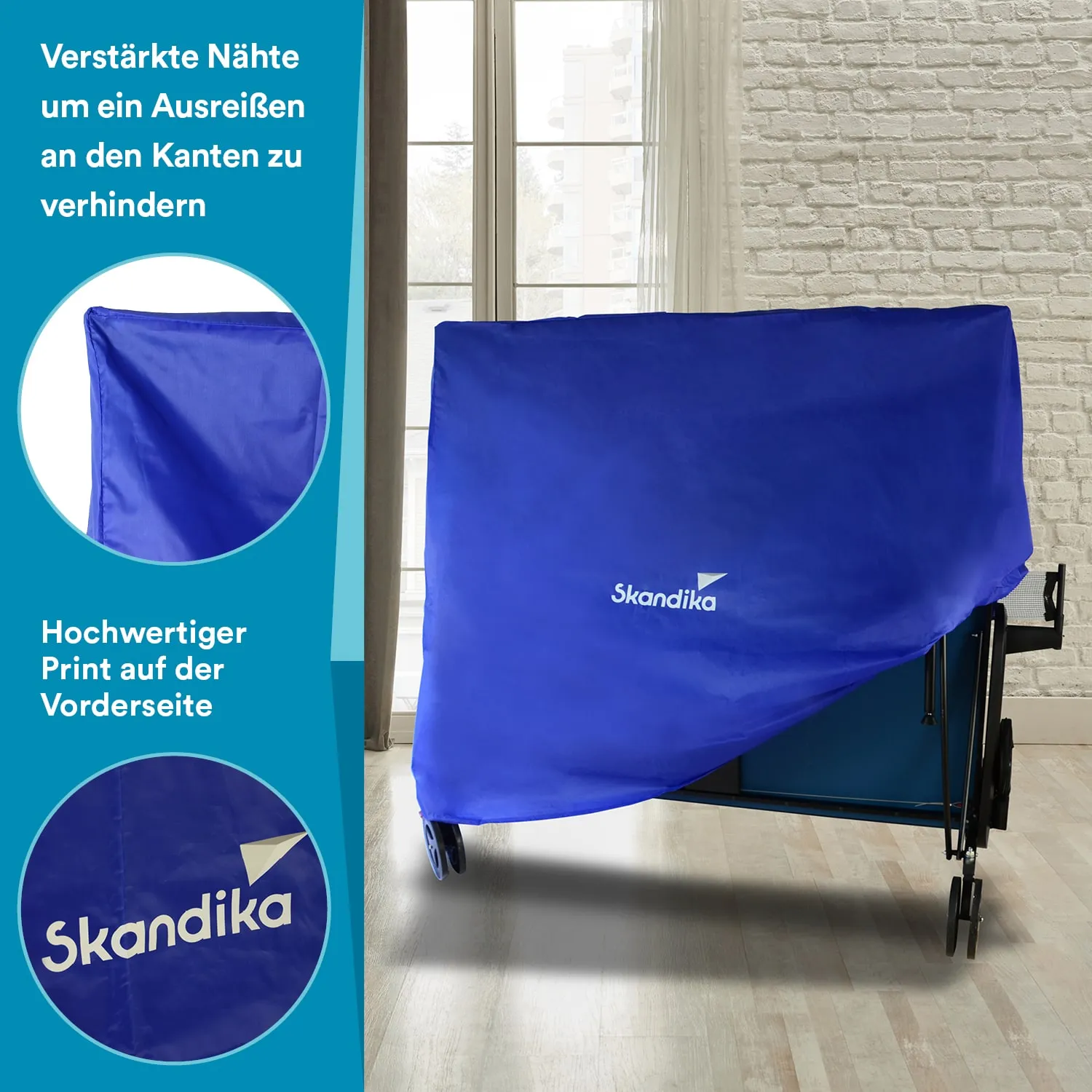 Ein blauer Bezug mit dem Logo „Skandika“ ist über einen gefalteten Stuhl gelegt, der auf einem Parkettboden steht. Hinter dem Stuhl sind Fenster mit Vorhängen sichtbar.