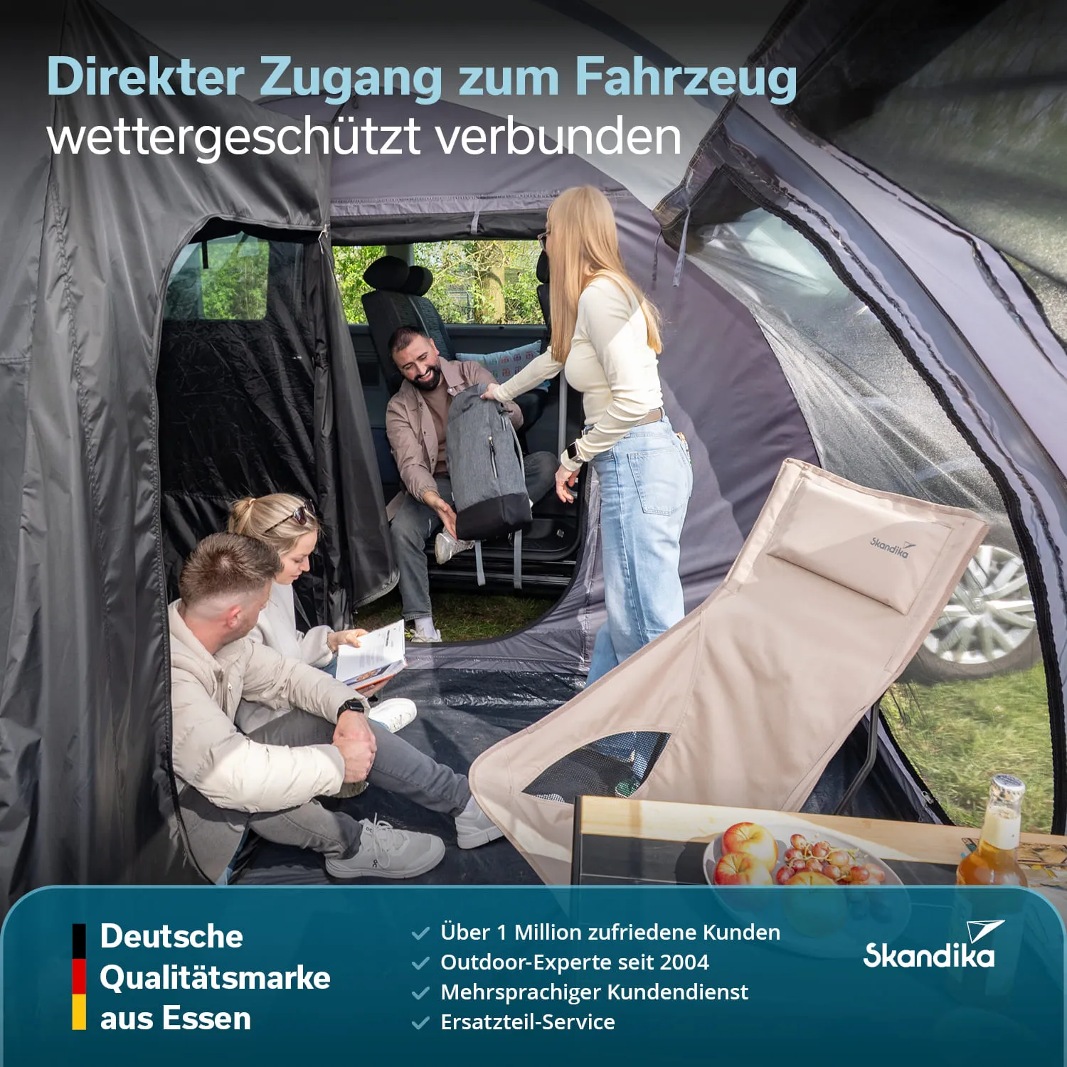 Zelt mit offenem Eingangsbereich, drei Personen sitzen auf dem Boden und einer steht am Auto. Im Vordergrund ein Klappstuhl und eine Tischfläche mit Obst.