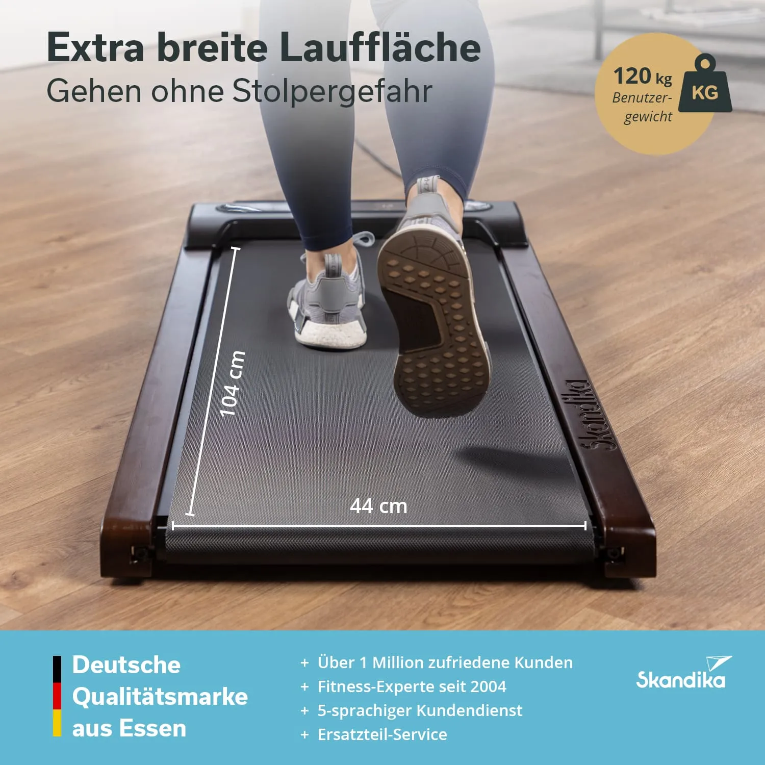 Laufband mit extra breiter Lauffläche, darauf ein Fuß in einem Sport Schuh. Holzboden im Hintergrund.