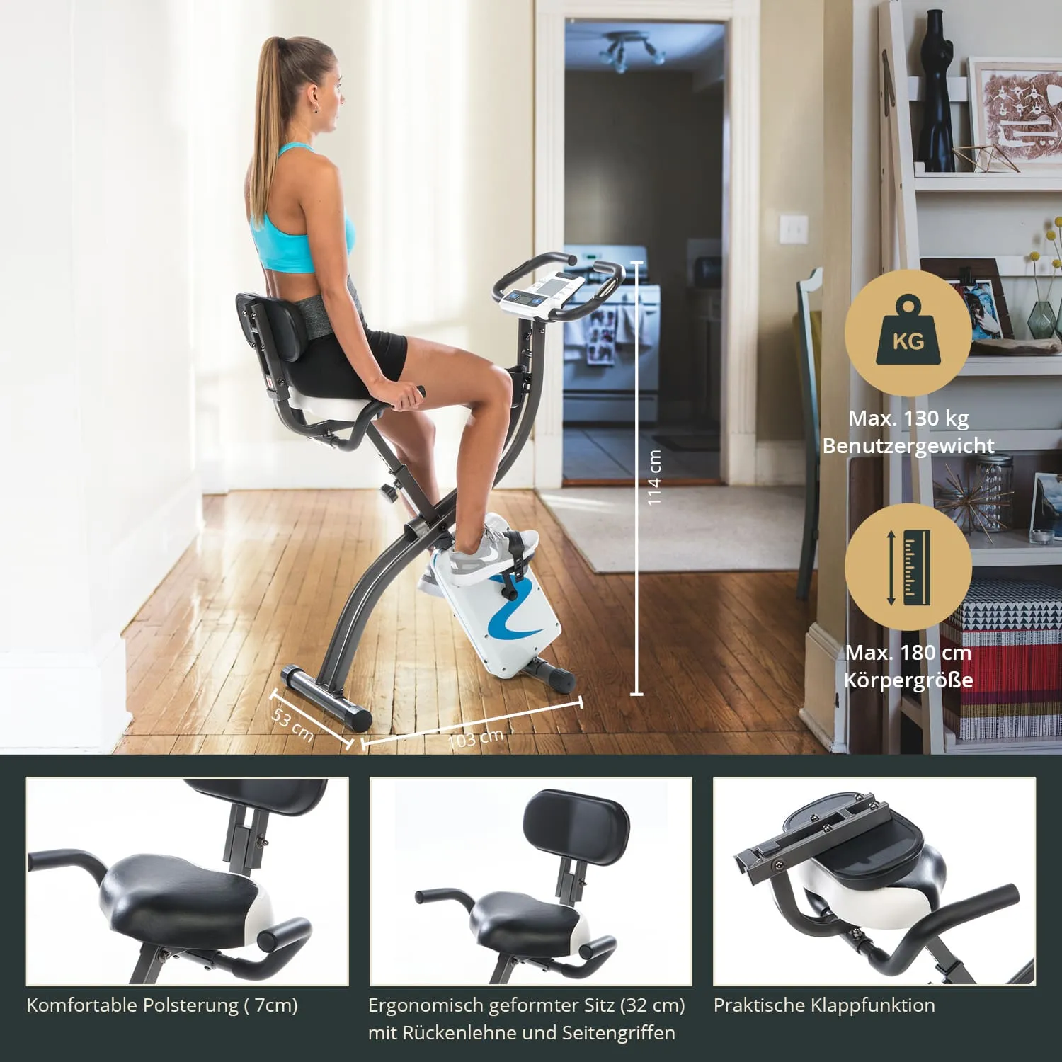 Frau sitzt auf einem Heimtrainer mit ergonomischem Sitz. Im Hintergrund ein Wohnzimmer mit Holzfußboden und Möbeln.
