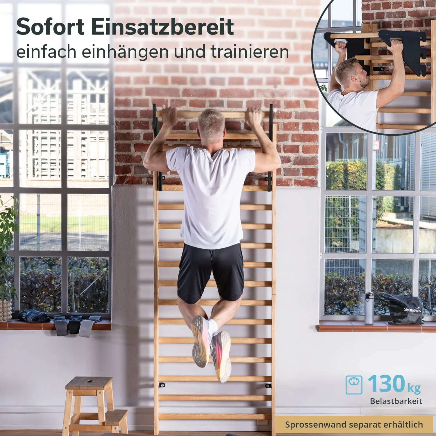 Person hängt an einer Sprossenwand aus Holz, die an einer Ziegelwand befestigt ist. Helle Umgebung mit Fenster im Hintergrund.