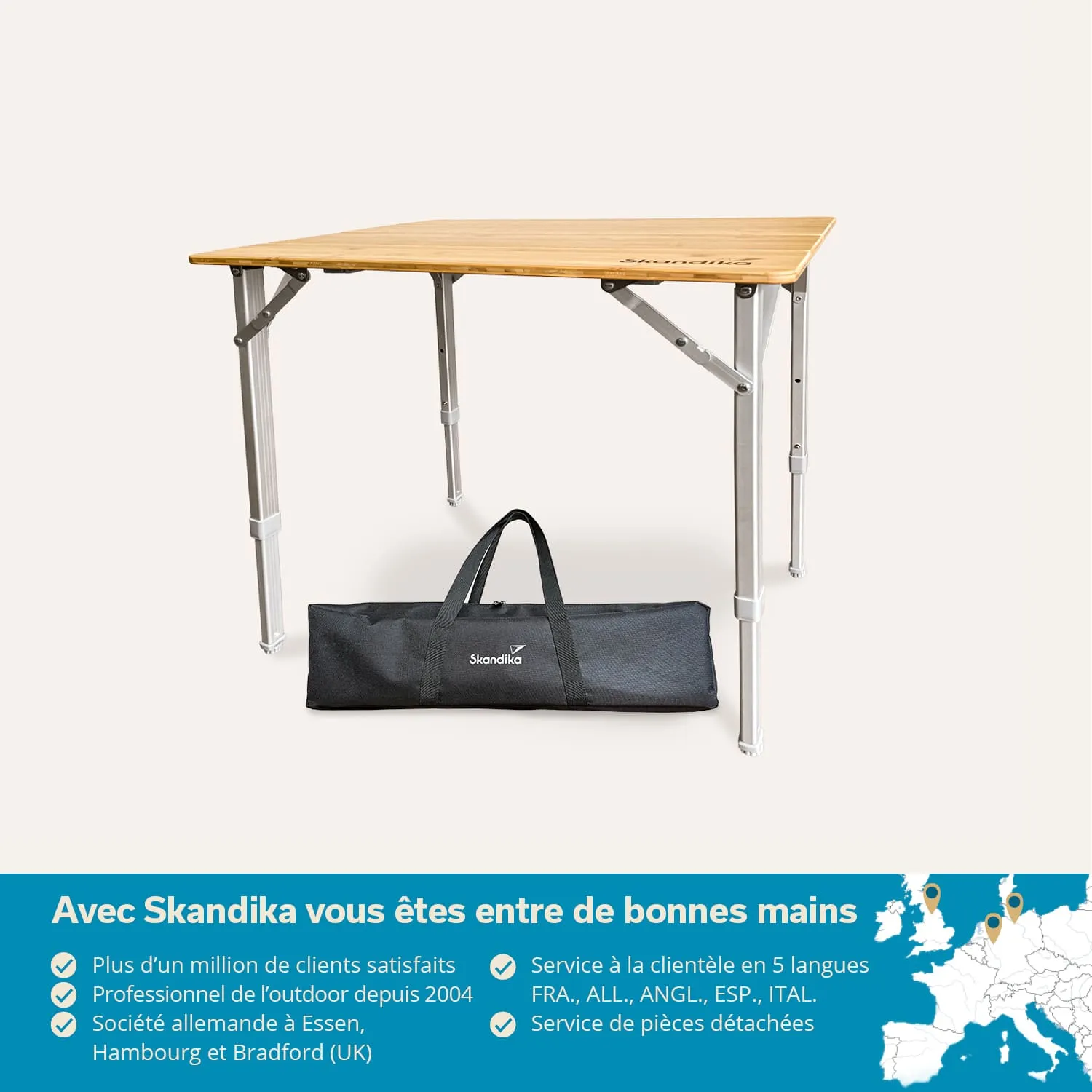 Klappbarer Tisch mit Holzplatte und silbernen Metallbeinen, daneben eine schwarze Tragetasche. Heller Hintergrund.
