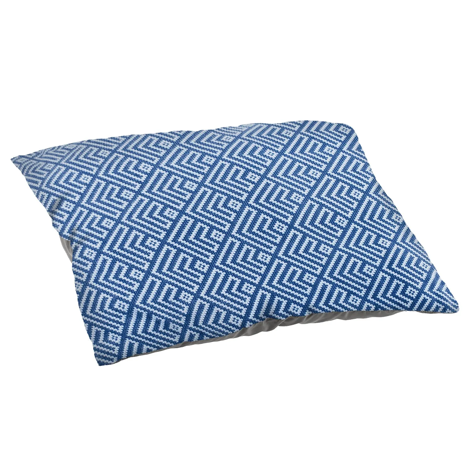 Kissen mit geometrischem Muster in Blau und Weiß auf einem weißen Hintergrund.