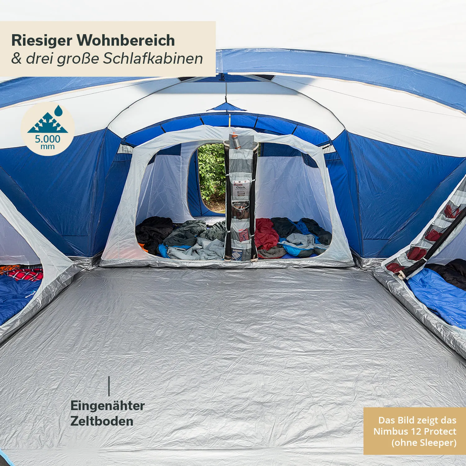 Geräumiger Innenraum eines Zelt mit drei Schlafkabinen und silberner Zeltunterlage. Decke in Blau und Weiß.
