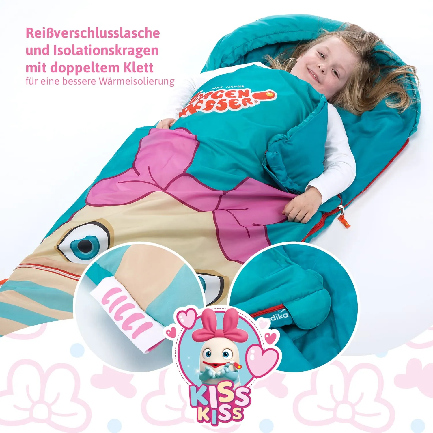 Schlafsack mit buntem Design, in dem ein Kind entspannt liegt. Zu sehen sind eine Reißverschlusslasche und isolierende Kragen.