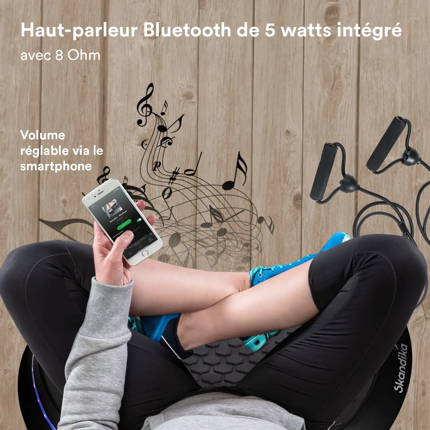 Person sitzt mit überkreuzten Beinen auf einem Gerät, hält ein Smartphone. Musiknoten sind dekorativ im Hintergrund.