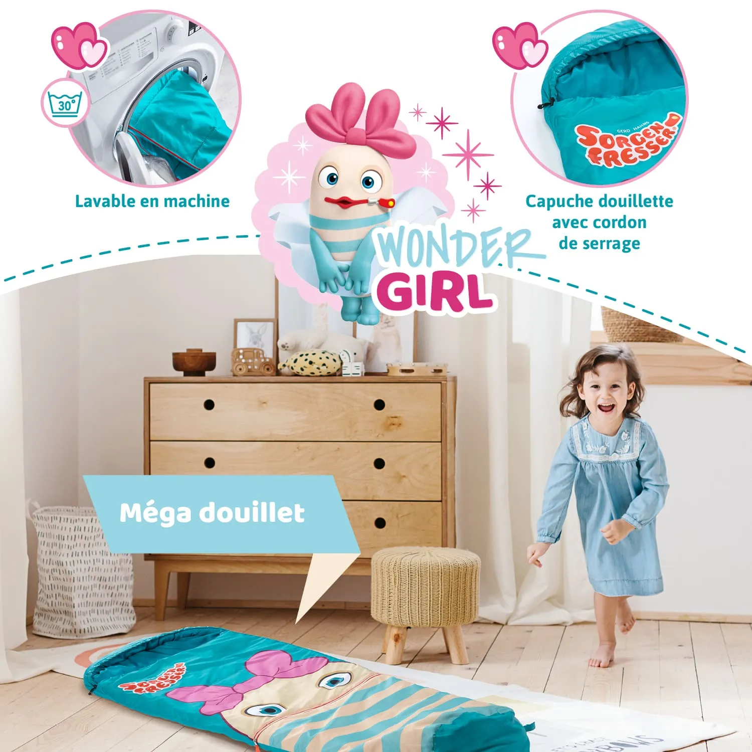 Eine farbenfrohe Decke mit einem cartoonhaften Charakter liegt auf dem Boden. Ein Kind in einem blauen Kleid läuft fröhlich in einem Raum mit Holzkommode und einem runden Hocker.