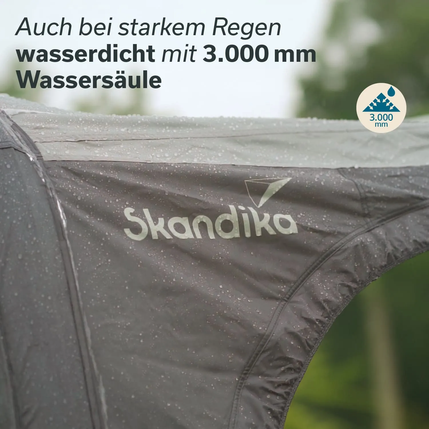 Graues Zeltmaterial mit Wassertropfen, Logo „Skandika“ und Text über Wasserdichtigkeit bei starkem Regen.