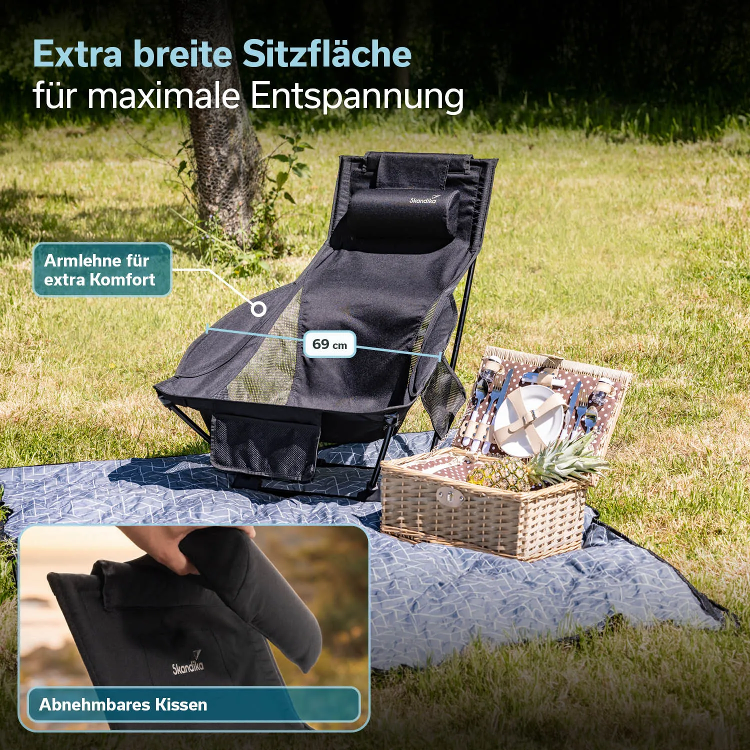 Eine Person sitzt entspannt in einem schwarzen Stuhl. Neben ihr steht ein Tisch mit Snacks und Getränken. Im Hintergrund sind Bäume und eine Grillstation sichtbar. Links und rechts sind Detailansichten des Stuhlgestells und eines Getränkehalters.
