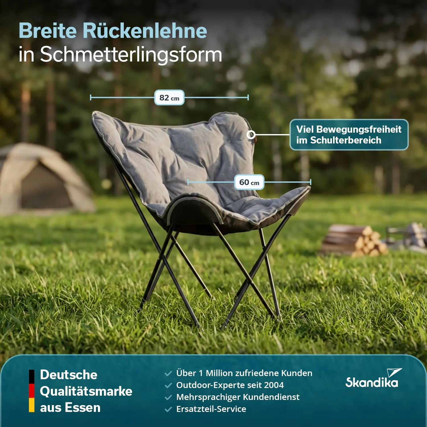 Grauer Stuhl in Schmetterlingsform mit breiter Rückenlehne, auf einer Wiese platziert, hinter einem Zelt. Maße: 82 cm Breite, 60 cm Höhe.