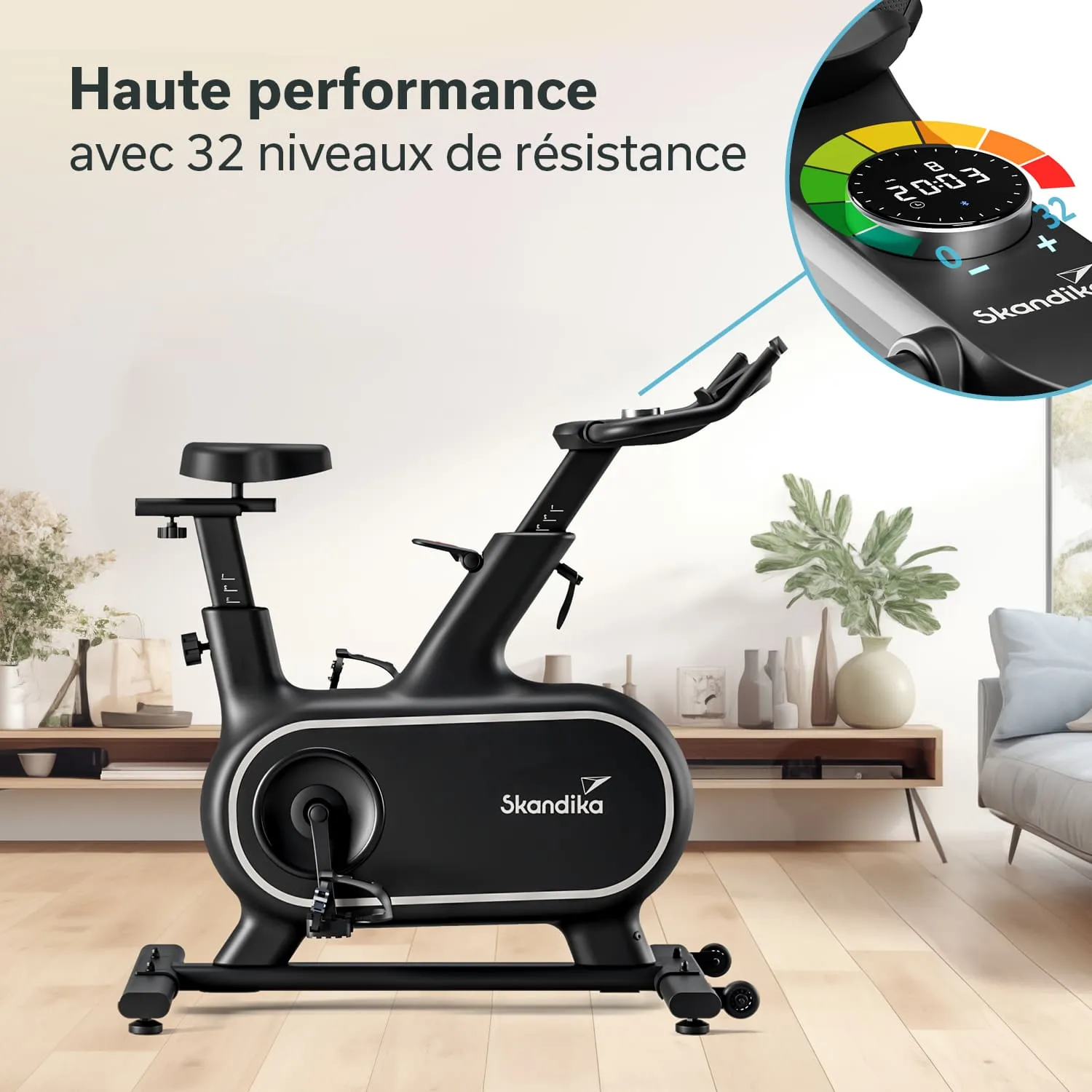 Ein Fitnessbike in Schwarz mit einem stabilen Gestell und einem digitalen Display. Im Hintergrund ist eine helle, moderne Wohnumgebung mit Pflanzen und Möbeln zu sehen.