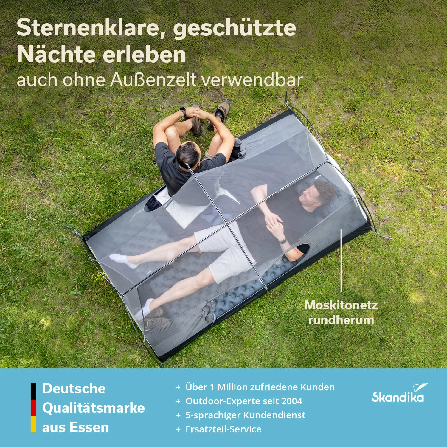 Zwei Personen liegen in einem offenen Zelt auf einem Rasen, umgeben von einem Moskitonetz. Textinformationen sind im oberen und unteren Bereich des Bildes.