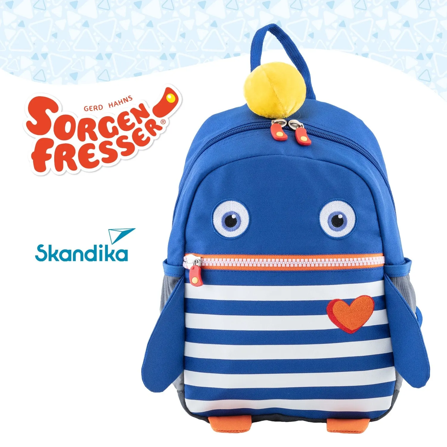 Blauer Kinderrucksack mit Augen und Streifenmuster, Gelber Pompon oben, Herz-Applikation, Logos „Sorgenfresser“ und „Skandika“.