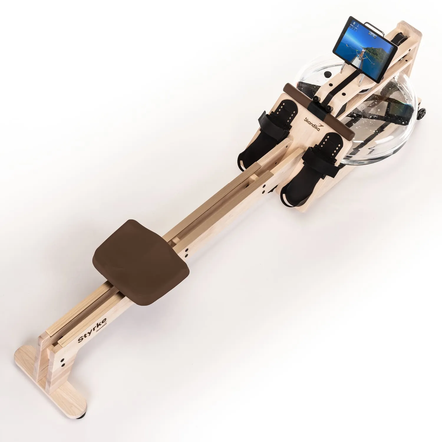Rudergerät aus Holz mit einem transparenten Wassertank, einem Sitz und Fußstützen. Ein Tablet ist auf dem Gerät montiert.