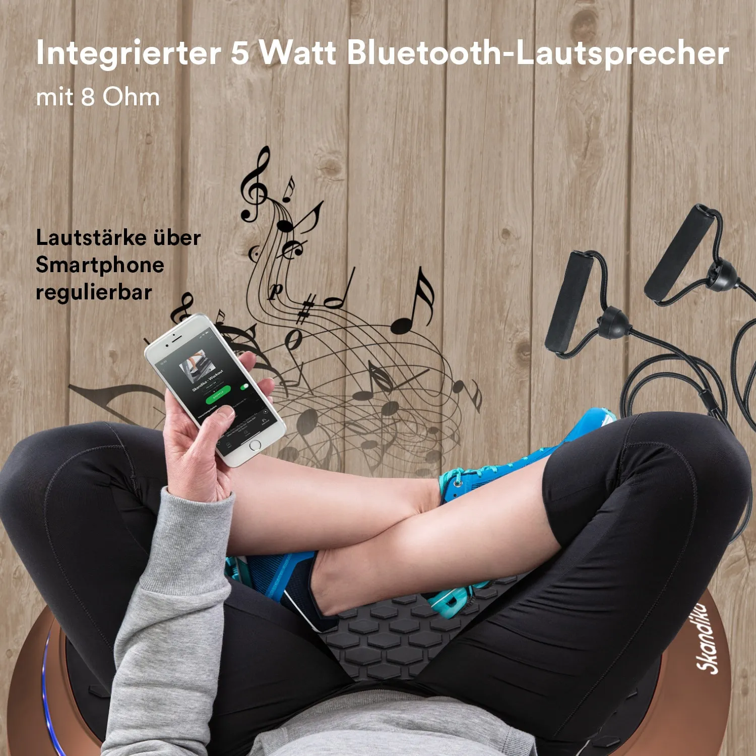 Bluetooth-Lautsprecher mit Smartphone und Musiknoten, Person sitzt mit überkreuzten Beinen und trägt Sportkleidung.