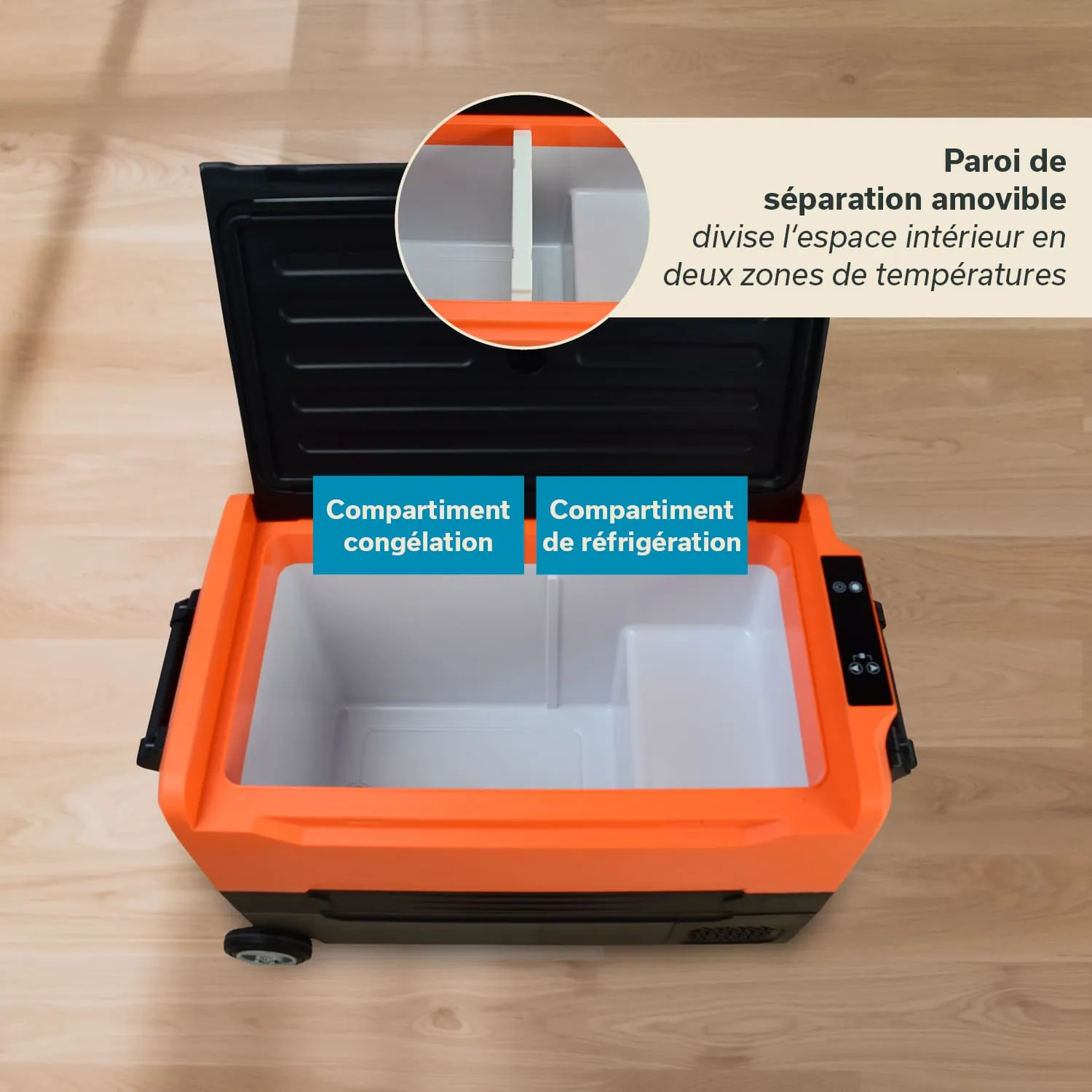 Plastikbox mit orangefarbenem Deckel und schwarzem Unterteil. Innen sind zwei Fächer für Kühlung und Gefrierung sichtbar.
