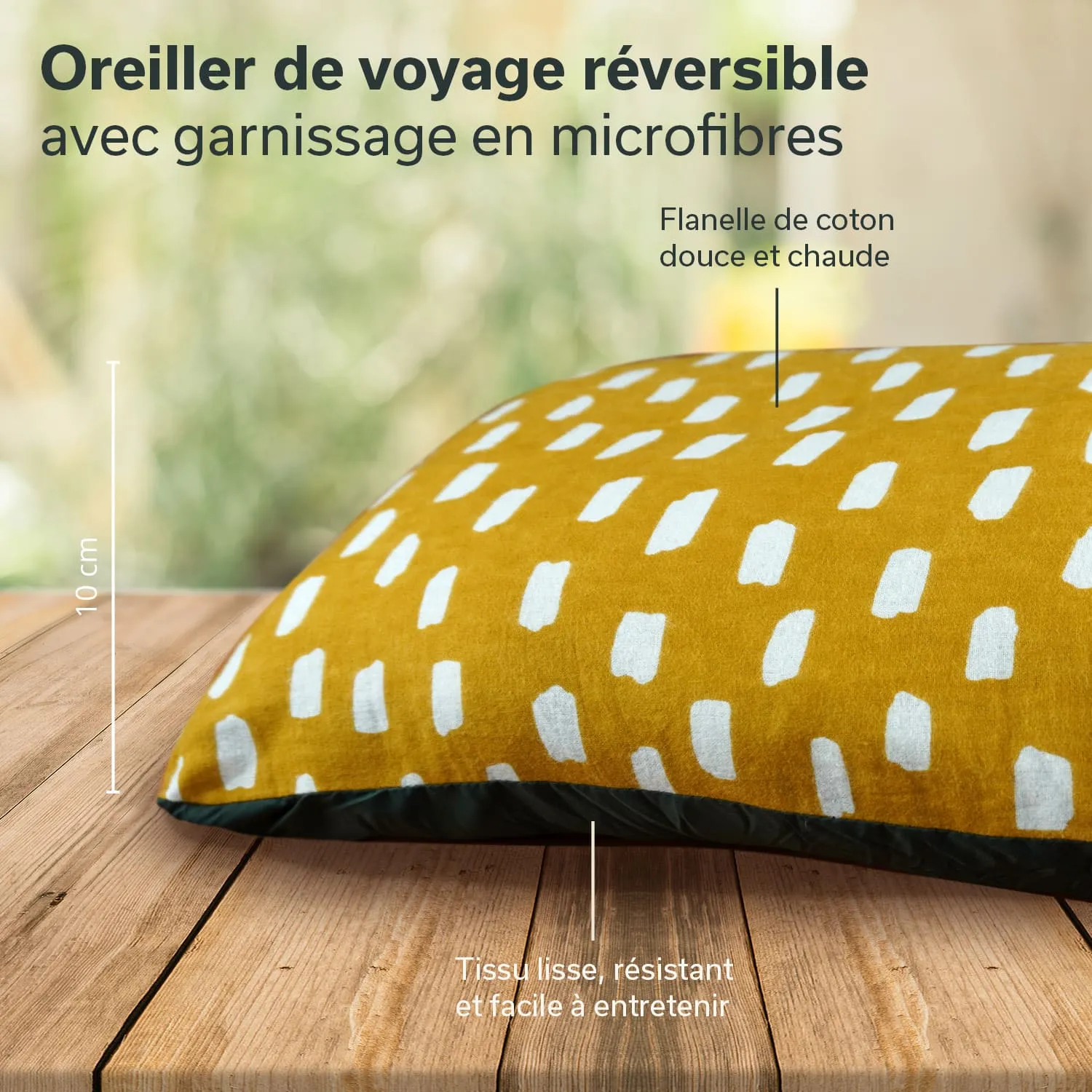 Reise-Kissen mit gelbem, gemustertem Bezug. Auf einem Holztisch abgestellt. Höhe 10 cm.