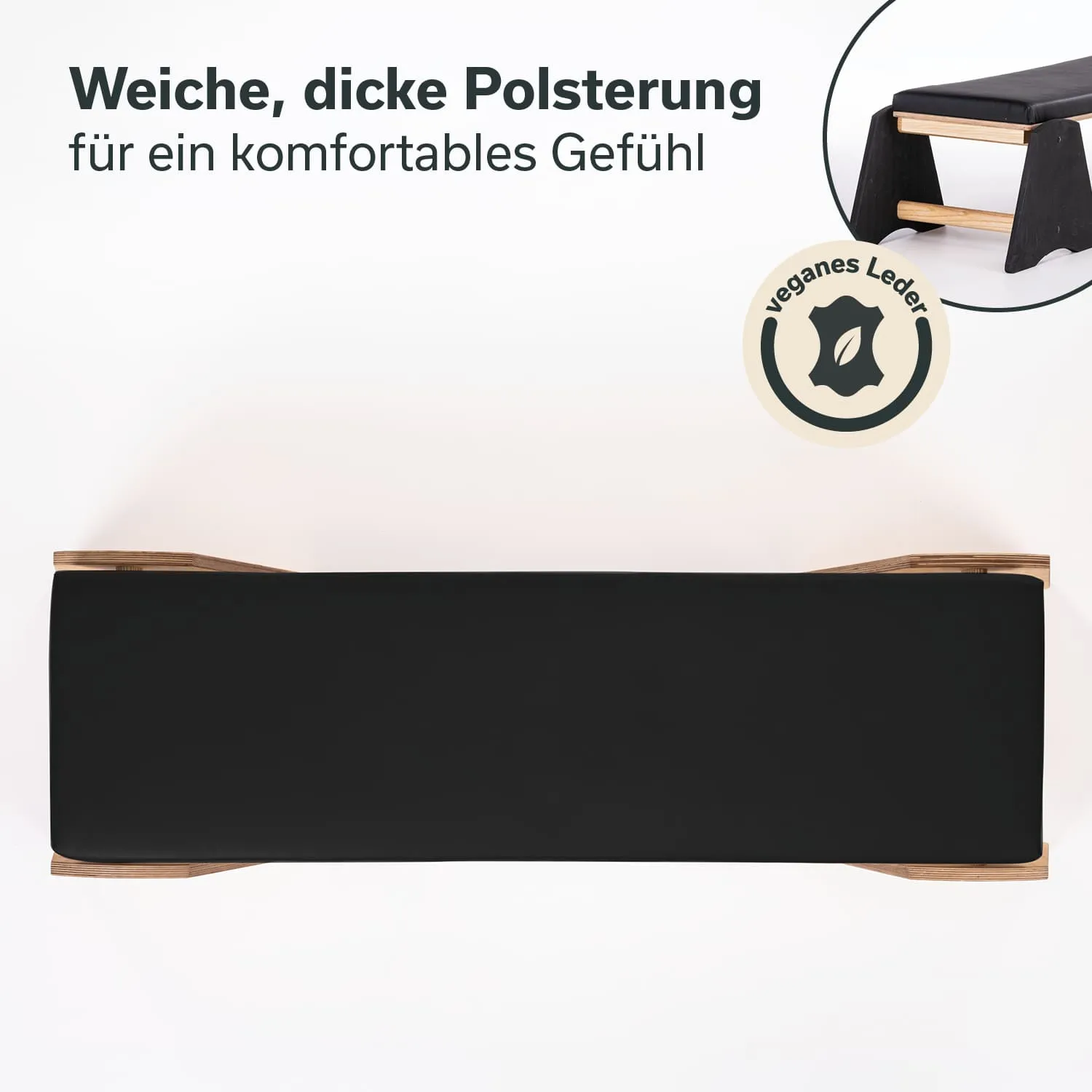 Schwarze Polsterbank mit Holzrahmen, sichtbare weiche Polsterung und ein Hinweis auf veganes Leder. Heller Hintergrund.