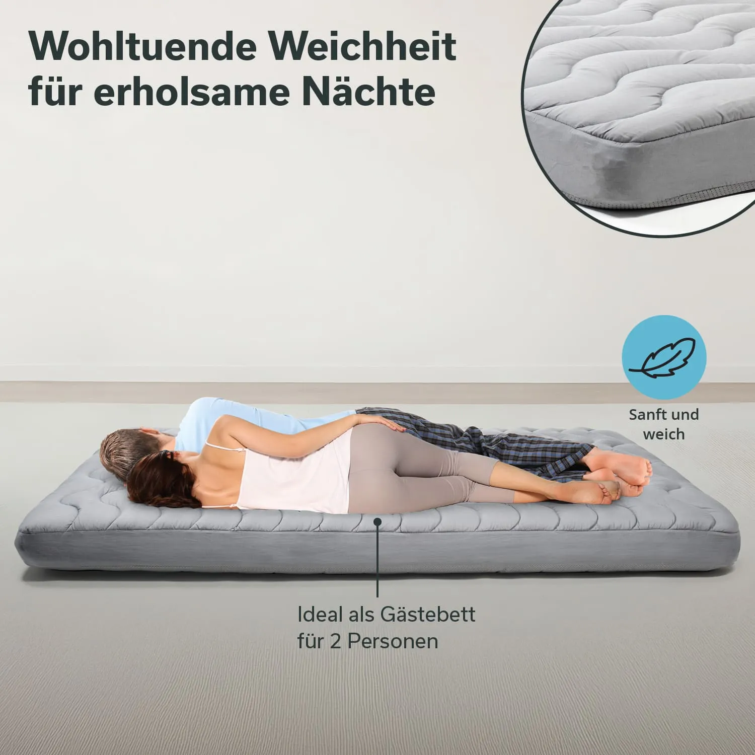 Grau gedrückt Matratze auf dem Boden, zwei Personen liegen nebeneinander. Text beschreibt Weichheit und Eignung als Gästebett.