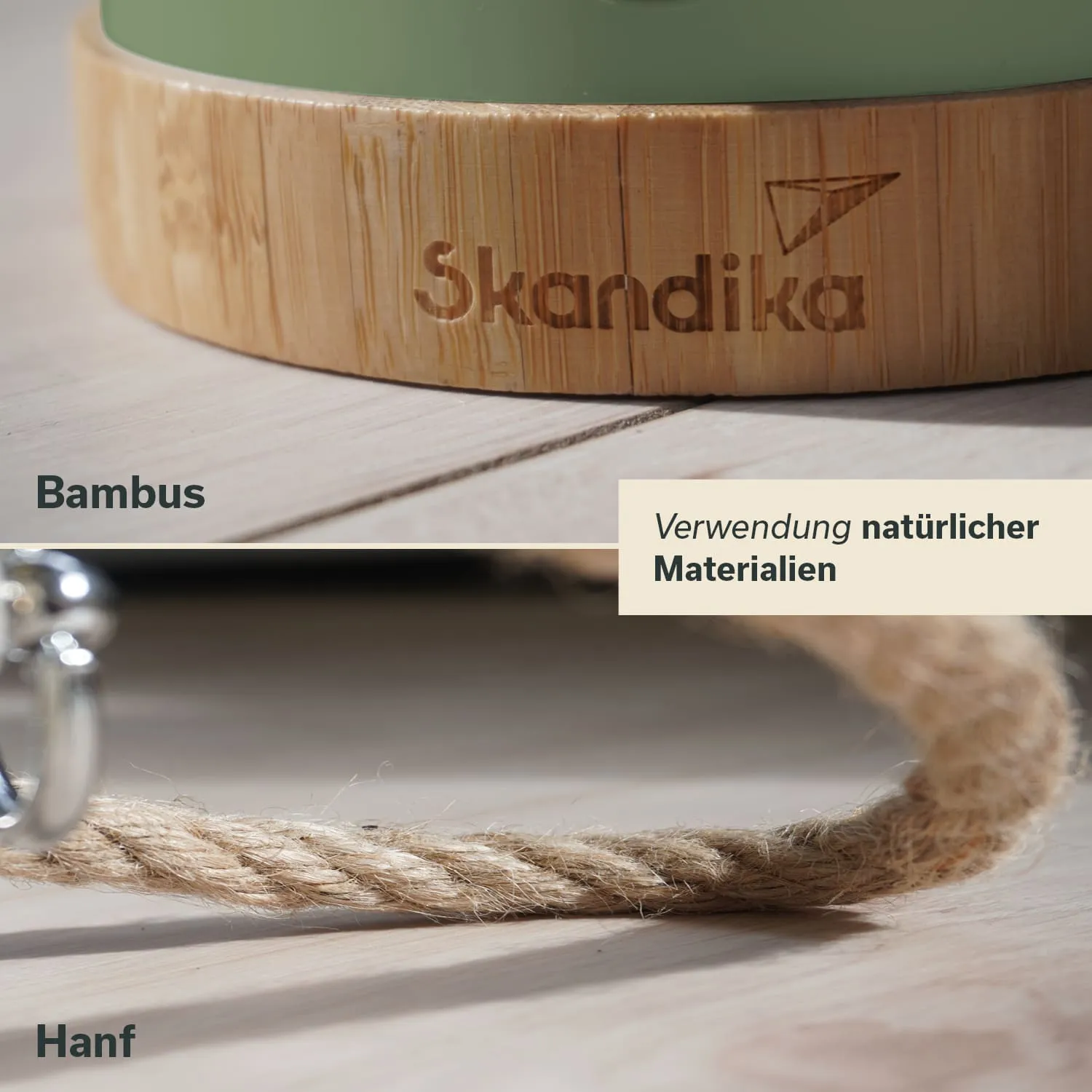 Bambusuntersetzer mit der Aufschrift "Skandika" und Hanfseil auf einem Holzuntergrund. Text über natürliche Materialien.