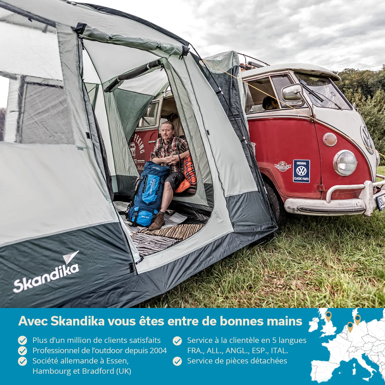 Zelt mit Person im Inneren, die einen Rucksack hält. Im Hintergrund steht ein roter VW-Bus. Grünes Gras und Wolken am Himmel sichtbar.