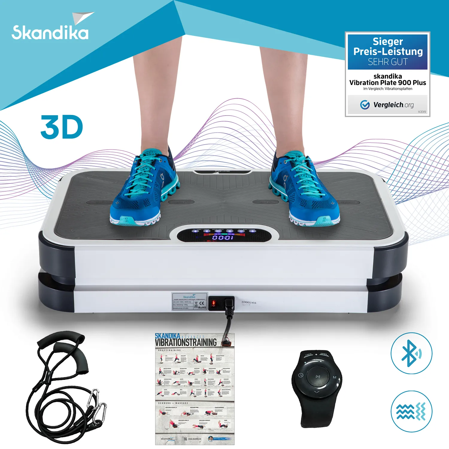 Vibrationsplatte mit digitalem Display, darauf stehen Füße in blauen Sportschuhen. Zubehör wie Gurt und Anleitung im Vordergrund.