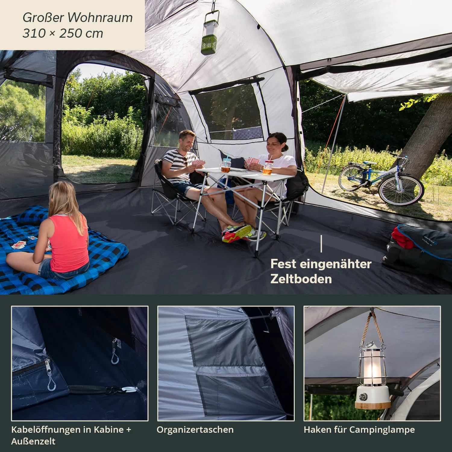 Zeltinnenraum mit Tisch und Stühlen. Zwei Personen sitzen, während eine dritte auf einer Matte sitzt. Fahrräder und Bäume im Hintergrund.