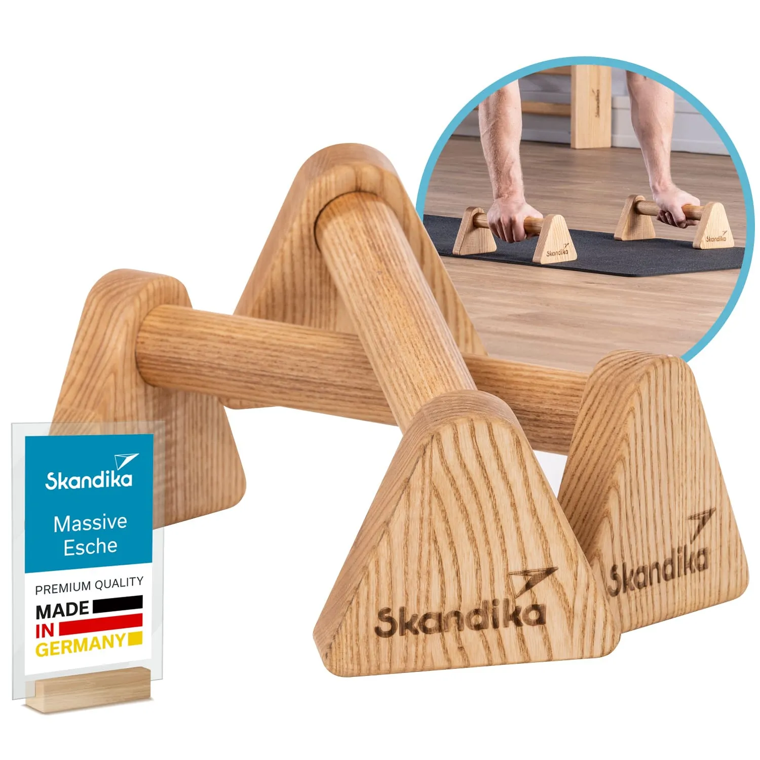 Holz-Push-up-Ständer in dreieckiger Form, beschriftet mit "Skandika". Im Hintergrund sind Hände zu sehen, die auf dem Boden aufliegen.