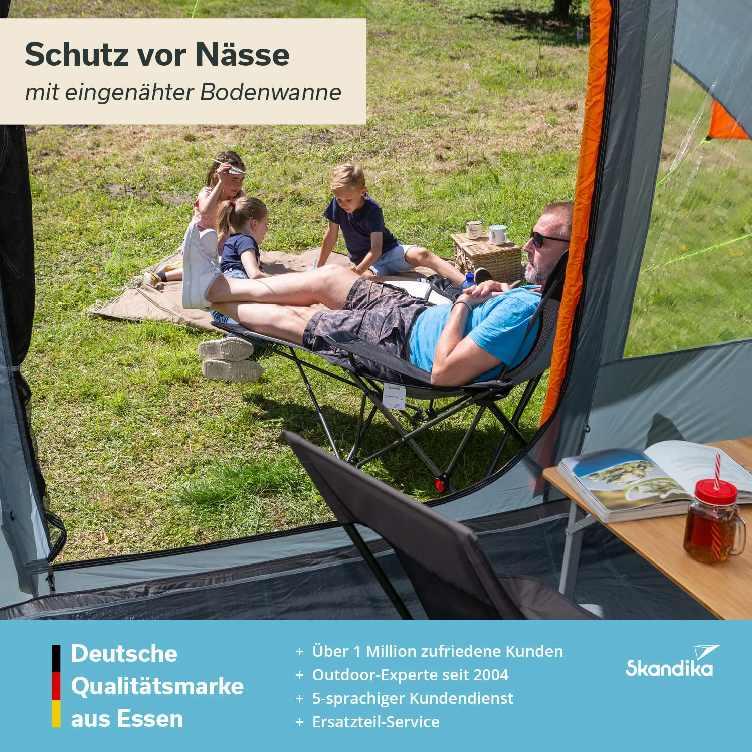 Familie sitzt im Freien in einem Zelt auf einer Wiese. Ein Erwachsener entspannt auf einem Stuhl, während zwei Kinder spielen. Ein kleiner Tisch steht daneben.
