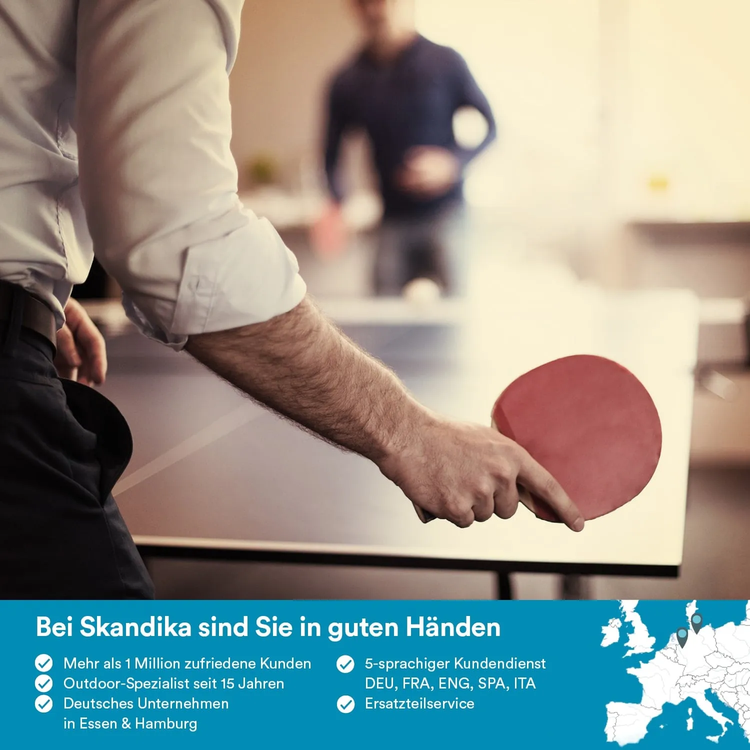 Person hält einen Tischtennis-Schläger mit roter Oberfläche, im Hintergrund ein Tisch und eine weitere Person. Textinformationen im unteren Bildbereich.