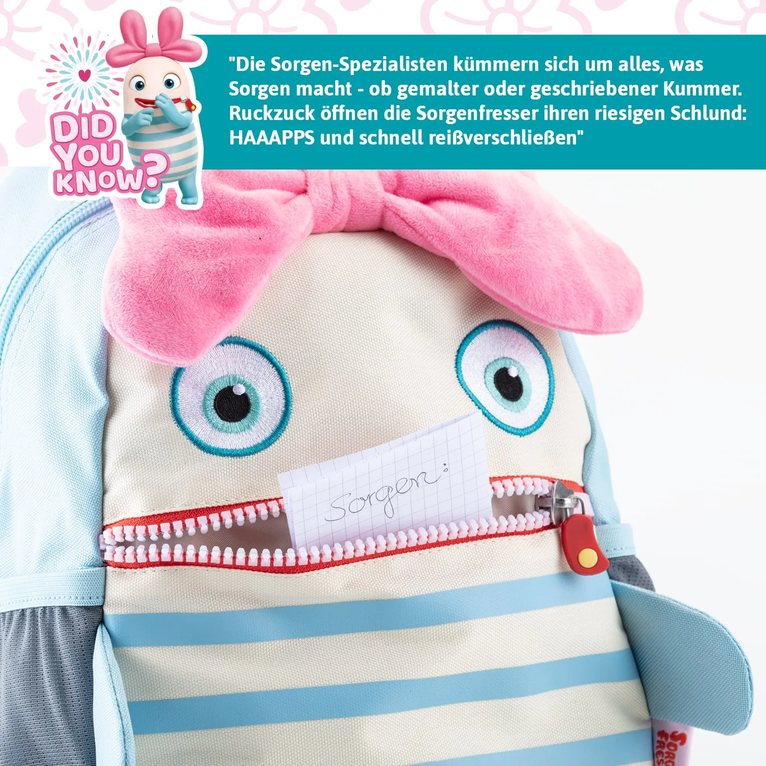 Rucksack mit Tiermotiven in blauen Streifen. Zipper geöffnet, handgeschriebene Notiz mit dem Wort „Sorgen“ sichtbar.