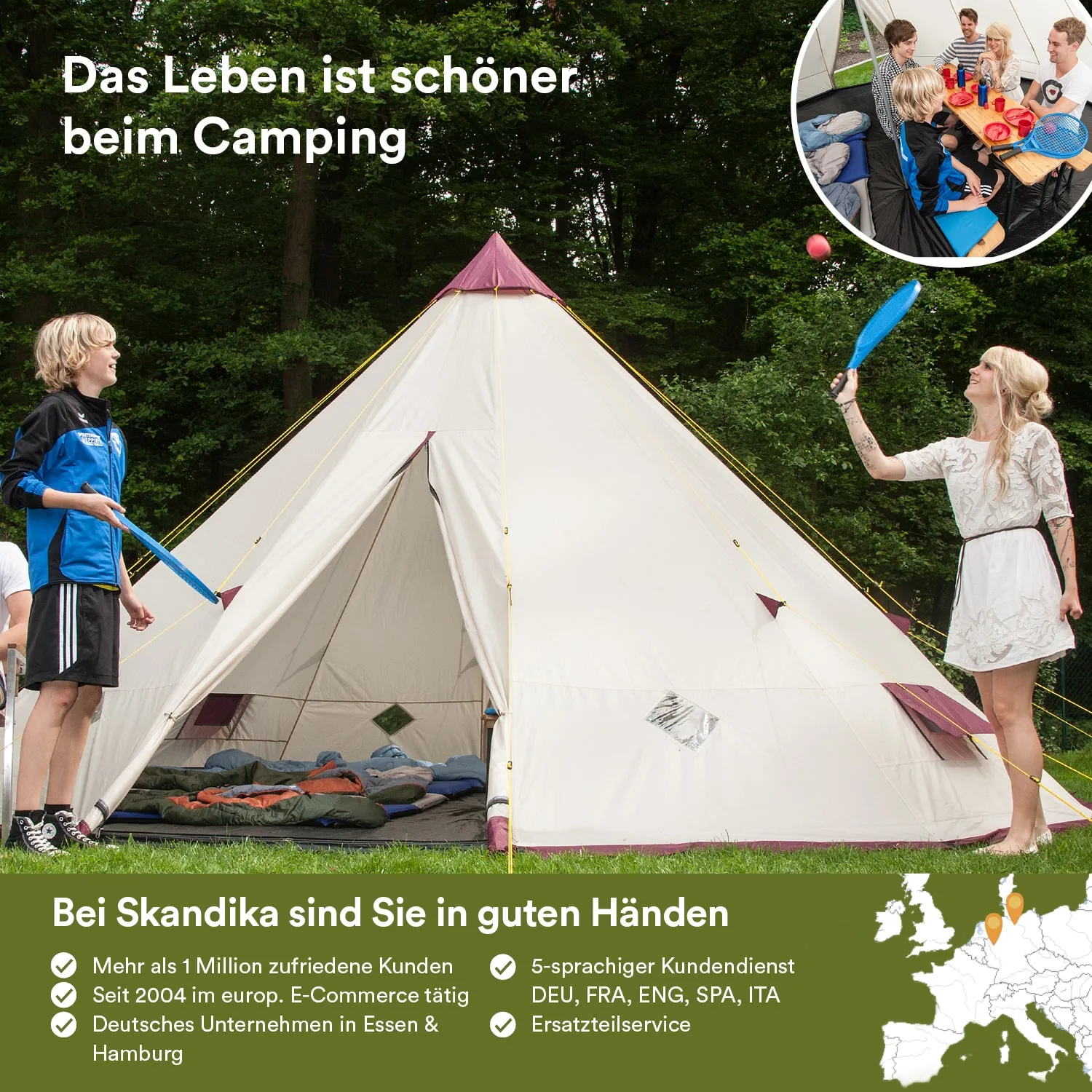 Zelt in einem Wald, Kinder spielen mit einem Ball, eine Person steht mit Schläger, andere sitzen drinnen am Tisch.