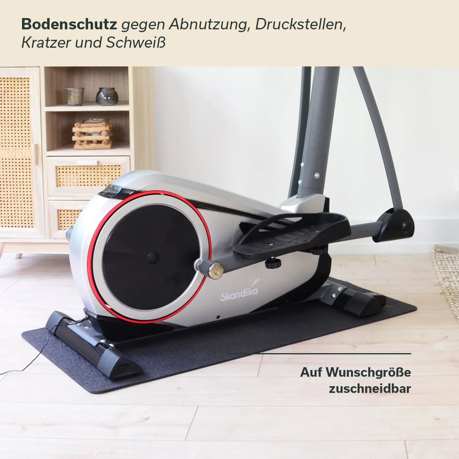 Bodenschutzmatte unter einem elliptischen Trainer, im Hintergrund ein Möbelstück mit Fächern und Deko-Elementen.