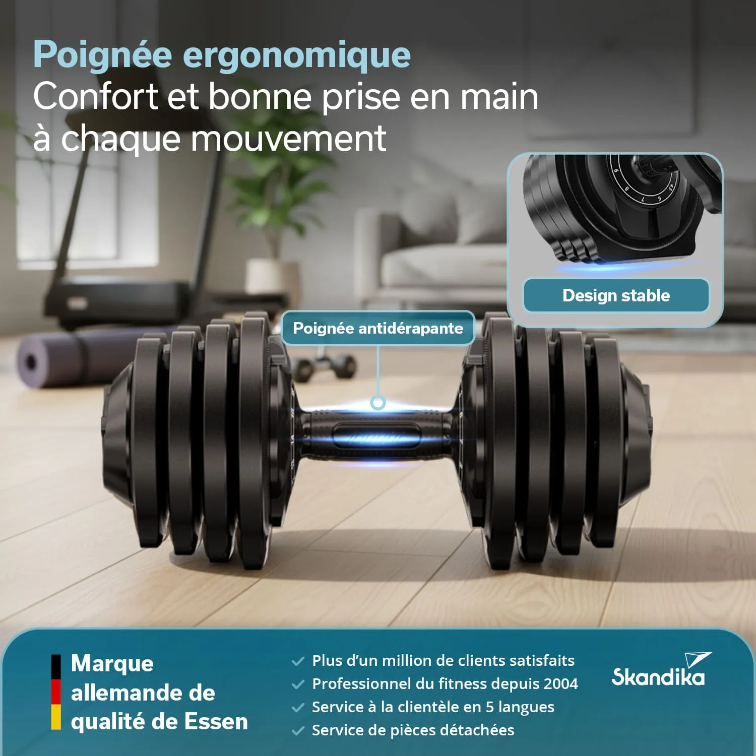 Hantel mit ergonomischem, rutschfestem Griff auf einem Holzfußboden. Im Hintergrund sind Fitnessgeräte und ein Sofa sichtbar.