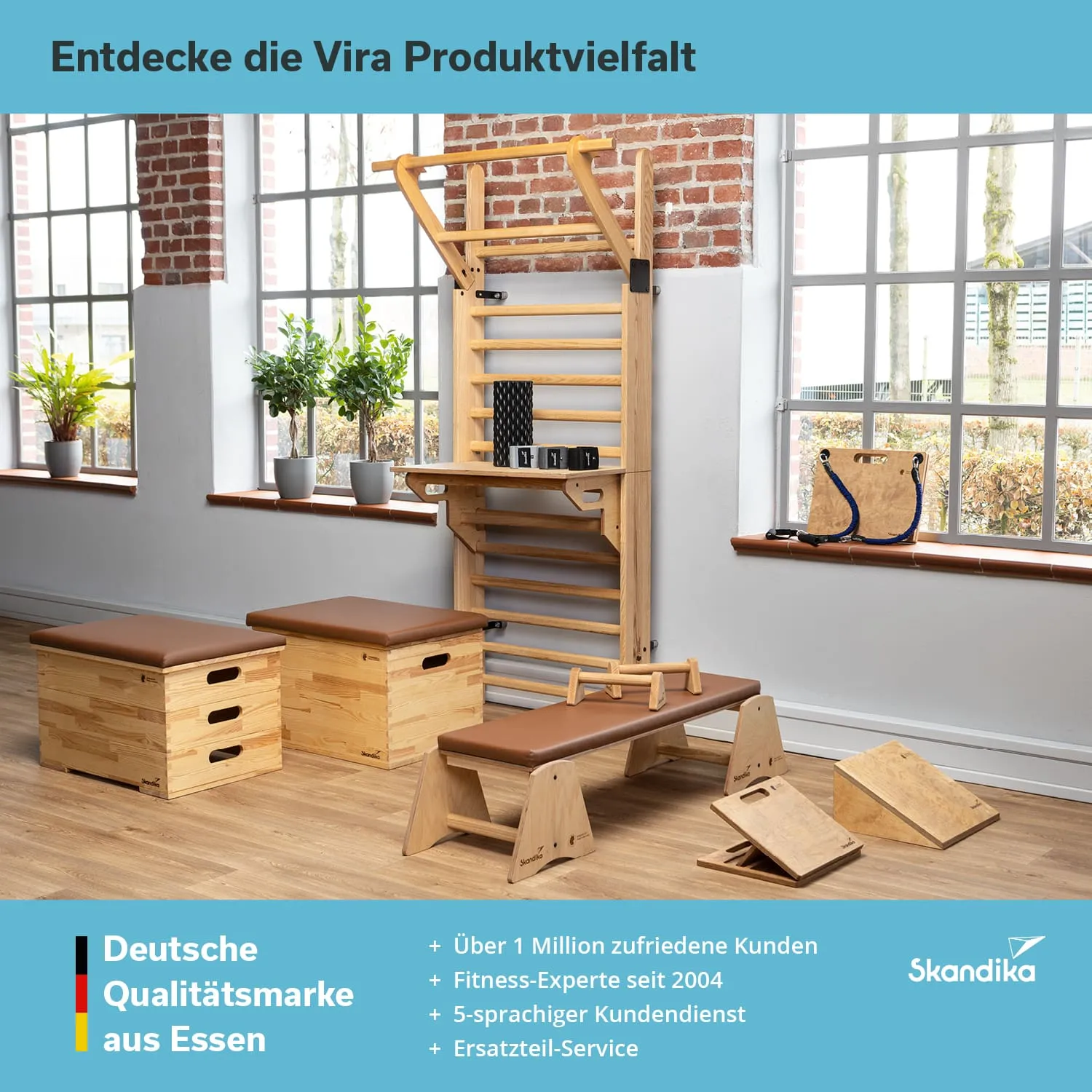 Holz-Fitnessgeräte und Bänke mit gepolsterten Oberflächen, unter einem Fenster in einem Raum mit Backsteinwand.