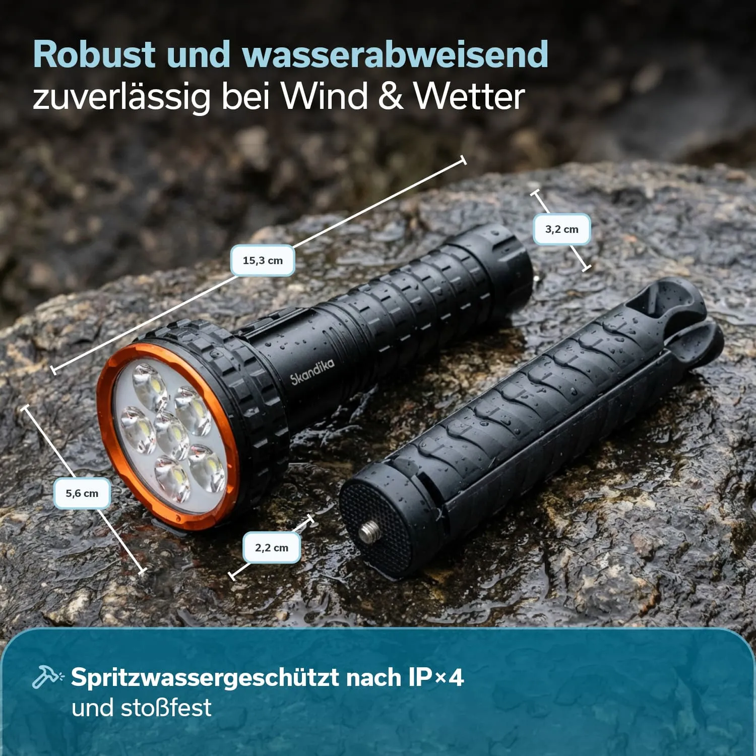 Taschenlampe mit robustem, wasserabweisendem Gehäuse liegt auf nassem Stein. Maße und Schutzklasse sind angegeben.