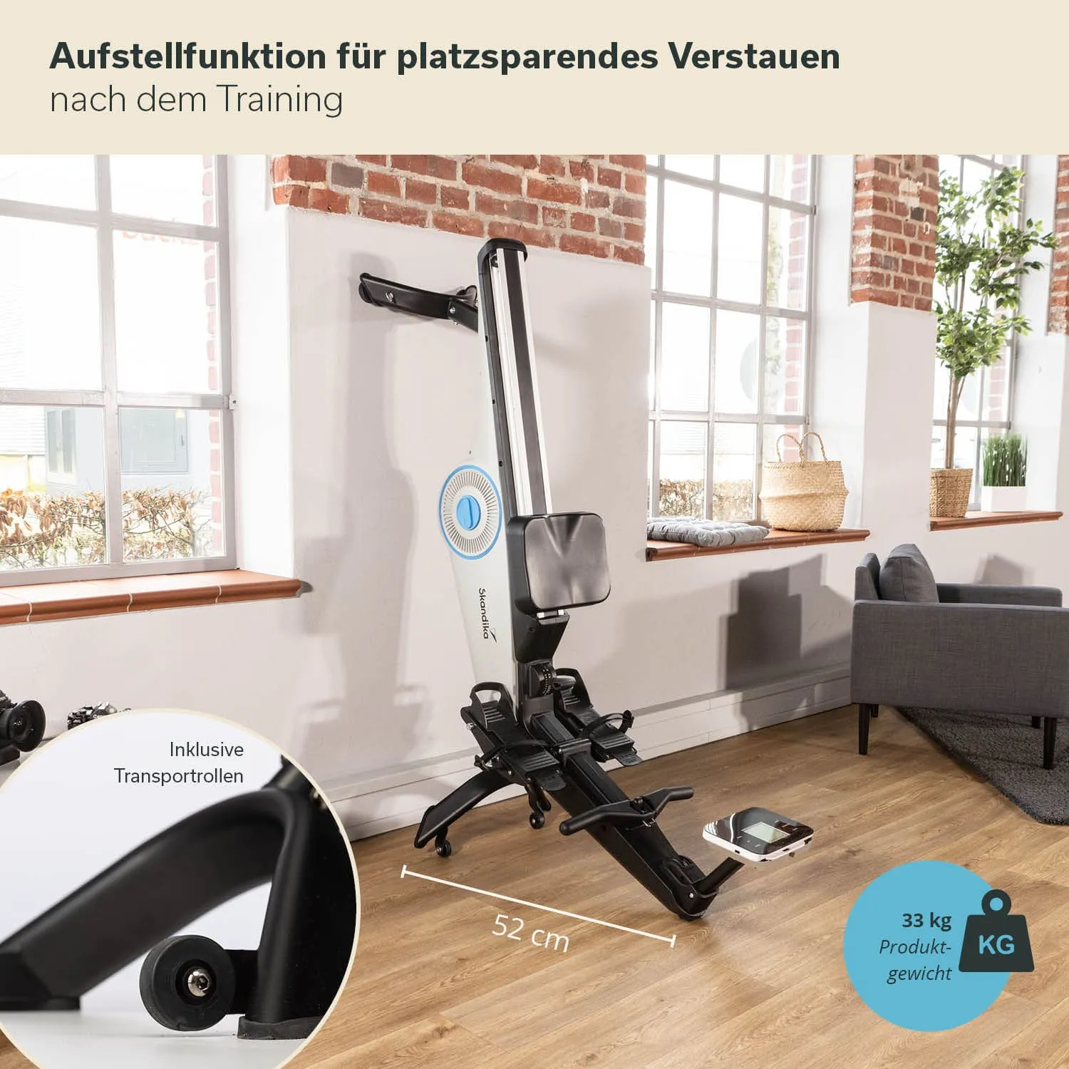 Ein Rudergerät steht in einem hellen Raum. Es hat eine Aufstellfunktion, um platzsparend verstaut zu werden. Links eine Detailansicht mit Transportrollen.