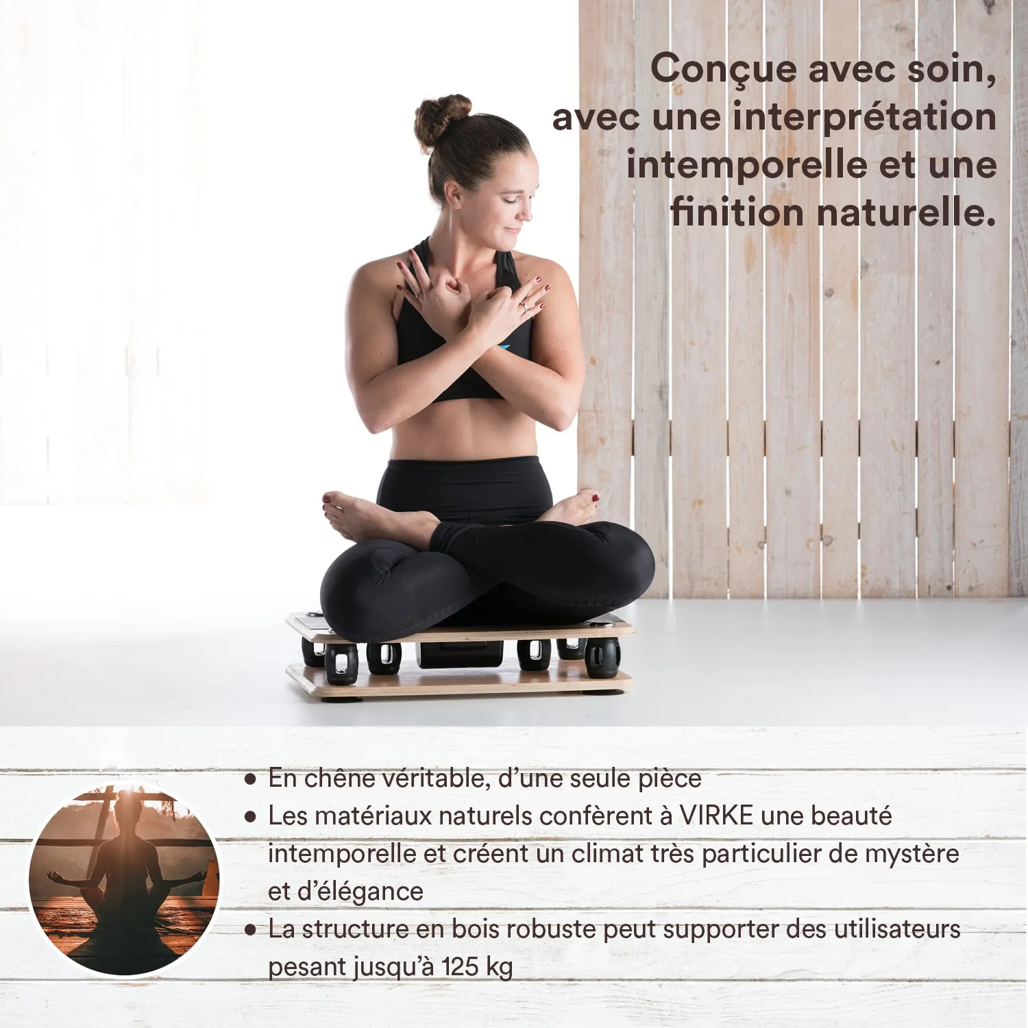 Person in Yogapose mit überkreuzten Beinen auf einem Holzbrett mit Rollen. Heller Hintergrund mit Holzwänden.