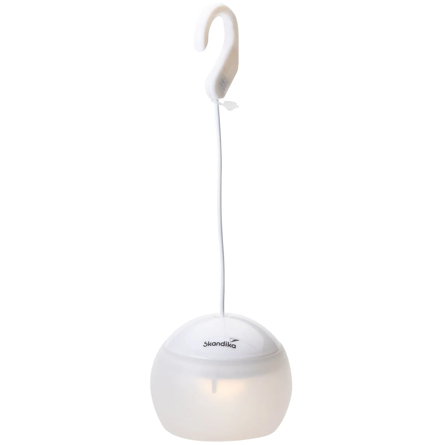 Hängelampe in runder Form, halbtransparent mit einem weißen Haken und einem Kabel, bedruckt mit dem Logo „Skandika“.