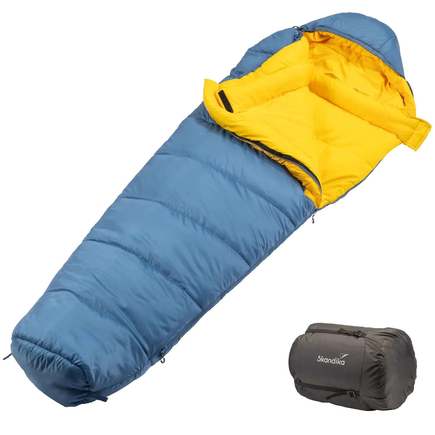 Blauer Schlafsack mit gelbem Innenfutter, geöffnet, und einer kompakten Tasche in Schwarz mit dem Logo "Skandika" daneben.
