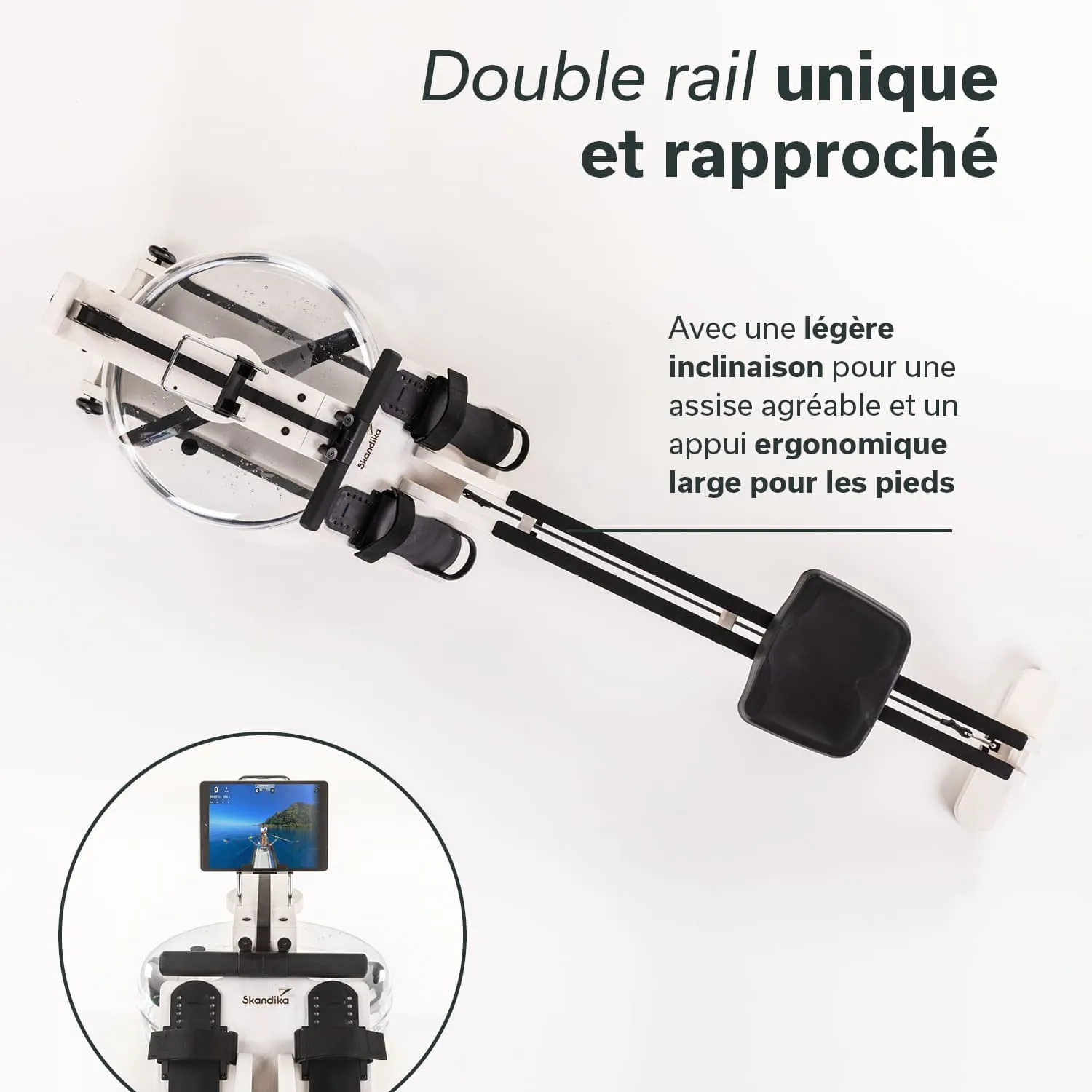 Ein Rudergerät mit einem transparenten Wasserbehälter, ergonomischem Sitz und Fußstützen. Ein Tablet steht an der Steuerung.