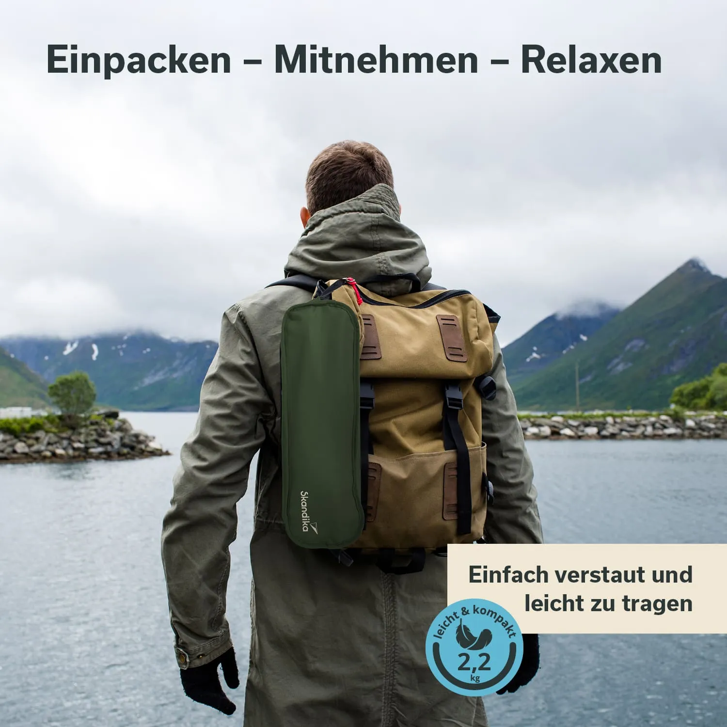 Person mit Rucksack steht am Wasser, im Hintergrund Berge und bewölkter Himmel. Werbematerial beschreibt Leichtigkeit und Kompaktheit.