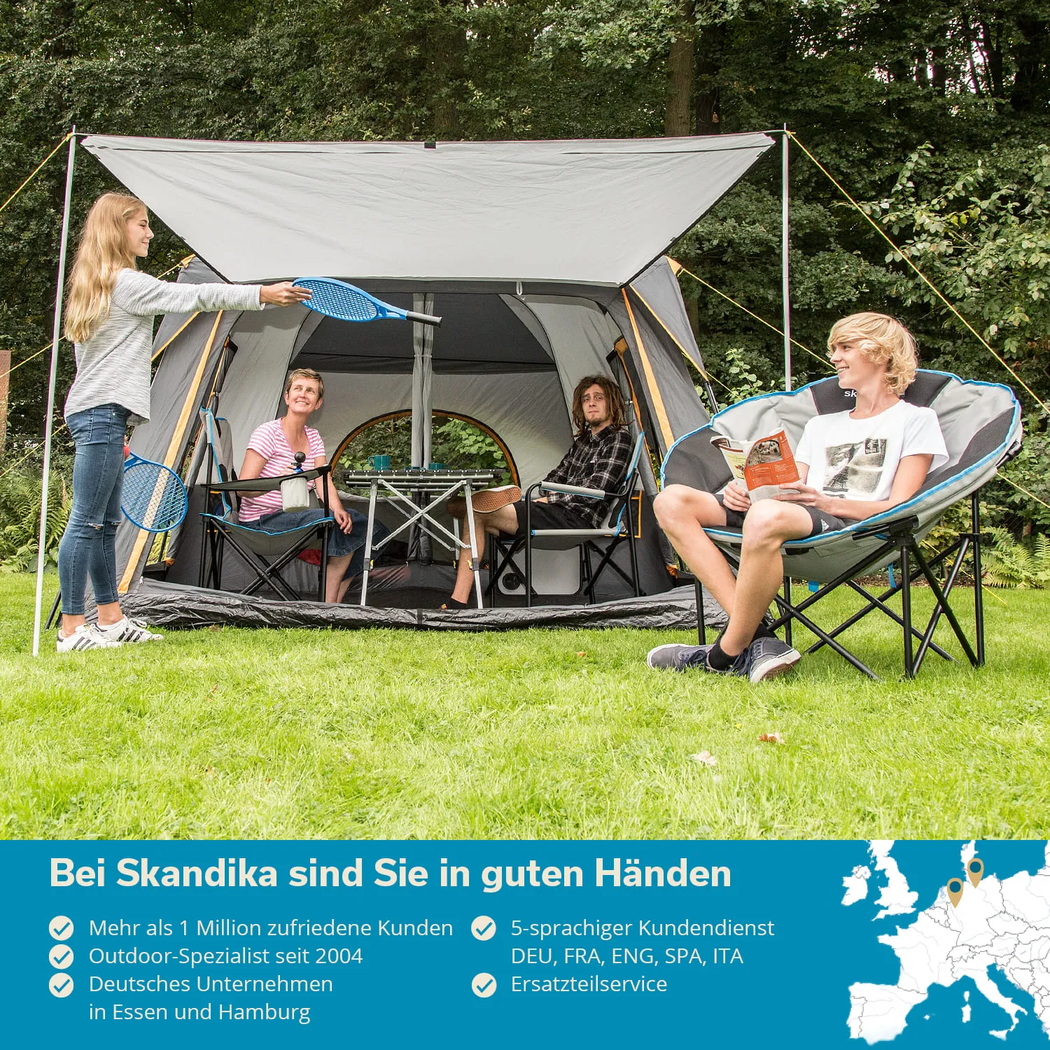 Familie sitzt in einem Pavillon im Freien. Eine Person steht mit einem Schläger, andere lesen oder entspannen.