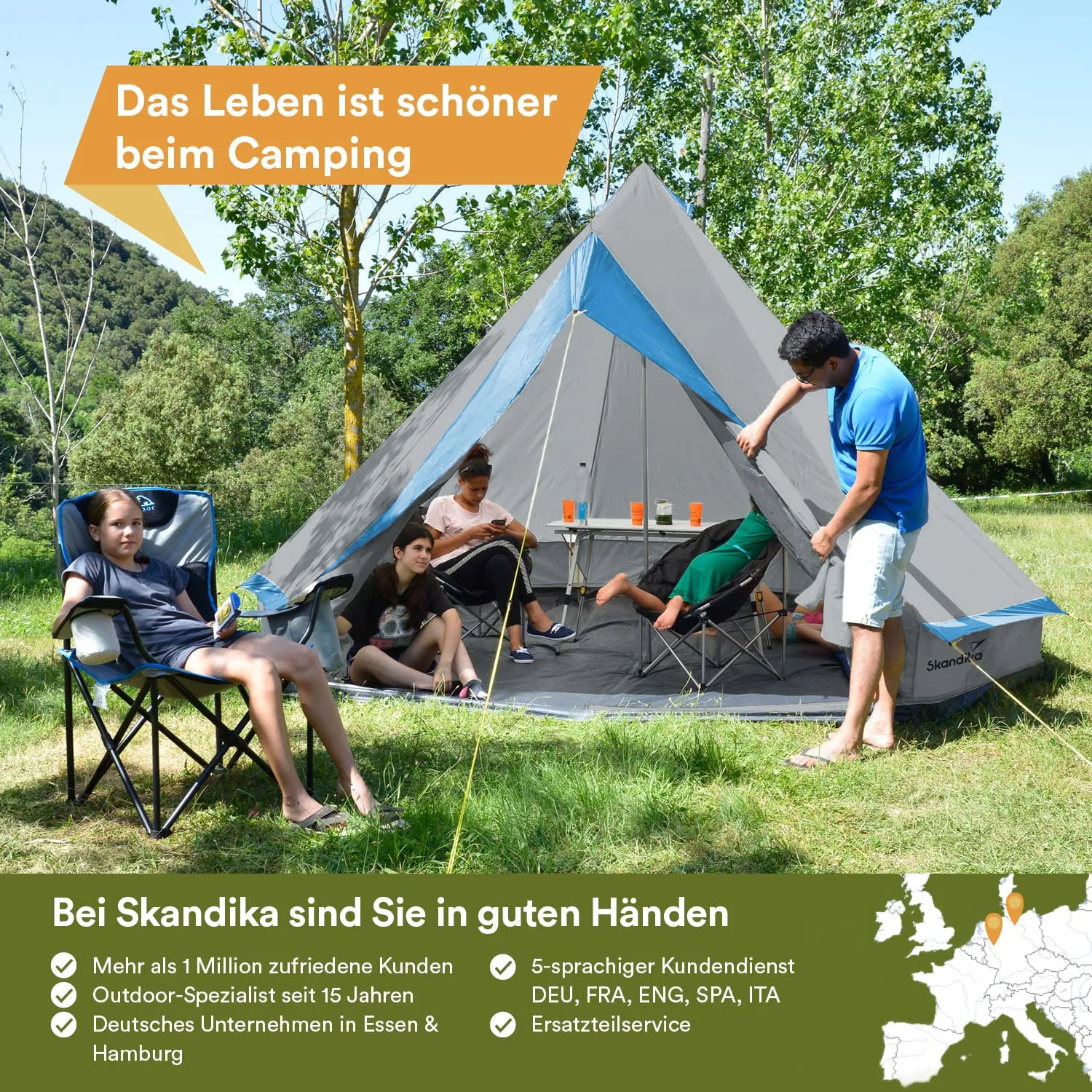 Zelt im Freien mit mehreren Personen, die auf Campingstühlen sitzen. Bäume im Hintergrund und Tisch mit Getränken sichtbar.